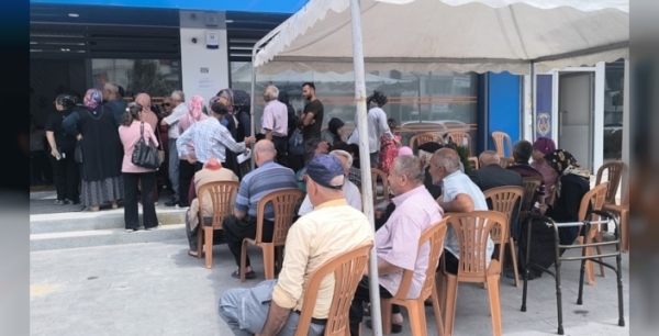Sosyal yardımda ‘kart’ krizi: Vatandaşlar banka önünde perişan