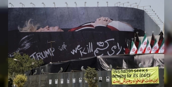 Tahran sokaklarında şok! Trump siyah tabutta, sloganlar yükseldi
