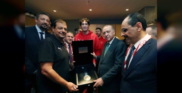 Tarihi başarı! A milli erkek basketbol takımı, Avrupa ikinciliği madalyasını Cumhurbaşkanı Erdoğan'a sundu