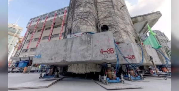 Tarihi okul binası tarihe meydan okudu: 7.600 tonluk yapı 18 günde 62 metre taşındı!