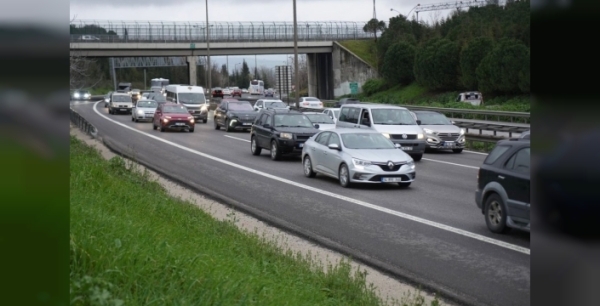 TEM Otoyolu'nda tatil dönüşü yoğunluğu artıyor