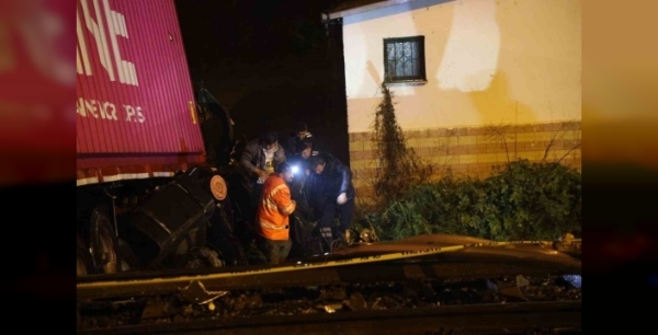 Tırın raylara uçtuğu korkunç kazada genç sürücü hayatını kaybetti, tren seferleri durduruldu