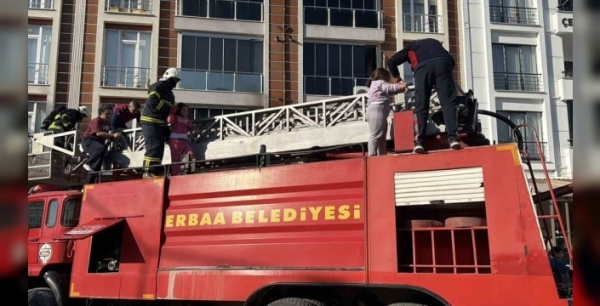 Tokat'ta yürekleri ağza getiren anlar: Anne ve çocukları balkondan kurtarıldı