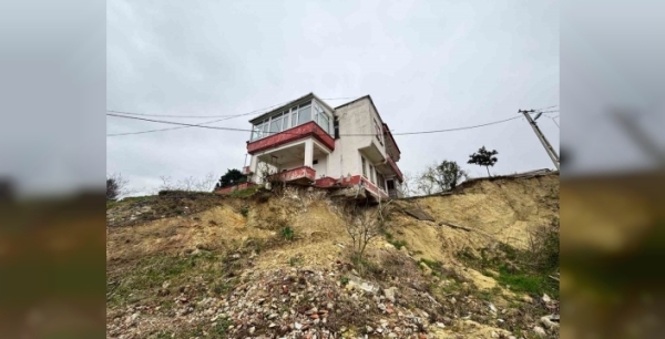 Trabzon'da heyelanzedelere geçici yuva: Konteynerler yerleştirildi, kalıcı konutlar için ihale yolu göründü