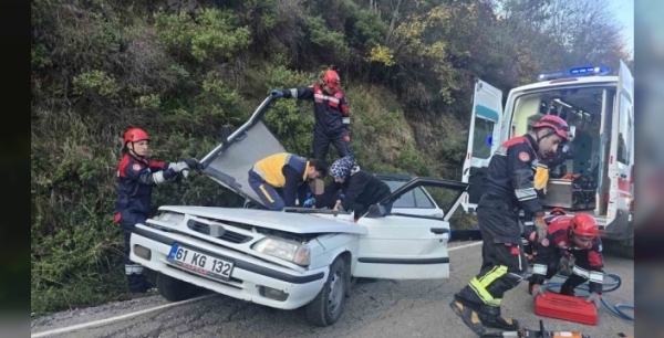 Trabzon'da şok kaza: Yuvarlanan kaya otomobilin üzerine düştü, 5 kişi yaralandı