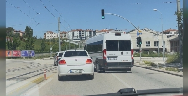 Trafikte akılalmaz anlar: Servis aracı otomobilin üzerine sürüldü, muhtemel kaza ucuz atlatıldı!