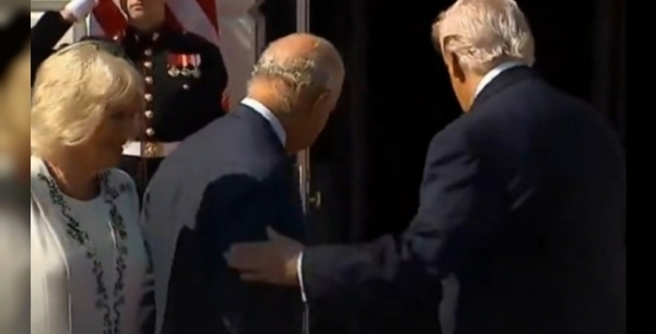 Trump'ın Kral Charles'a dokunuşu: Beyaz Saray'da protokol krizi mi yaşandı?