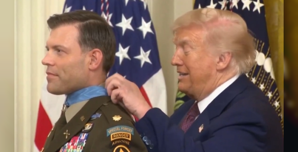 Trump'tan gaziye madalya takma faciası: Askerin boğazını sıktı, madalyayı düğümledi!