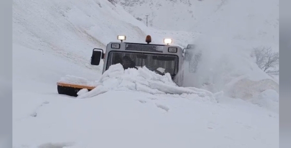 Tunceli'de kar yağışı öncesi hummalı hazırlık: Köy yolları açılıyor