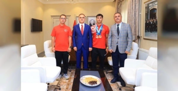 Vali Akbıyık, Dünya Şampiyonu Rahmi Kaan Karahan’ı altınla ödüllendirdi