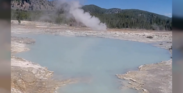 Yellowstone'da dehşet: Yer altı yarıldı, kaynar sular parkı istila etti
