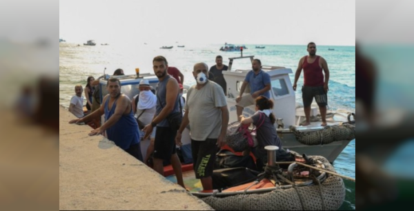 Yunanistan'da orman yangını nedeniyle turistler tahliye ediliyor