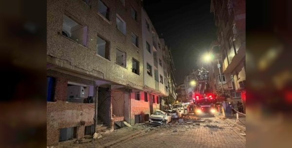 Zeytinburnu'nda bina çatısından düşen parçalar araçları kullanılamaz hale getirdi