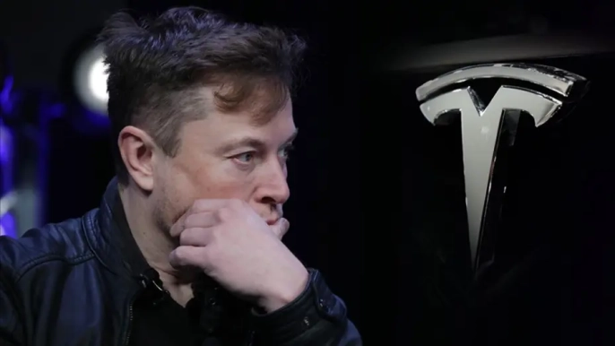 Elon Musk'ın Tesla'sı Avrupa'da alarm veriyor: Satışlar dibe vurdu, siyasi hamleler sorgulanıyor!
