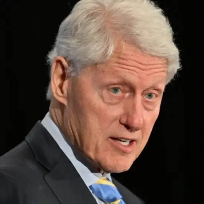 Epstein Belgelerinde Clinton Ekibine Ait E-postalar Ortaya Çıktı: Kapsamlı Seyahatler ve Sürpriz Davetler