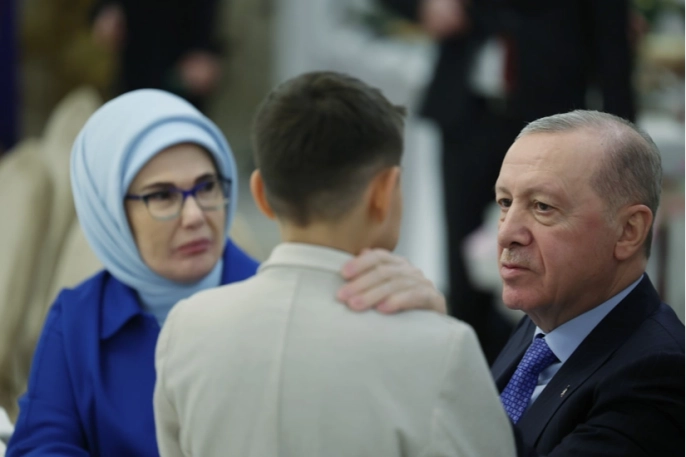 Erdoğan ve Emine Erdoğan, devlet korumasındaki çocuklarla Vahdettin Köşkü'nde iftar yaptı