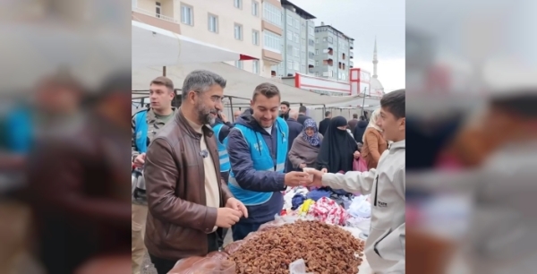 AK Parti İl Başkanı Küçükoğlu, pazarda vatandaşla birlikte alış-veriş yaptı