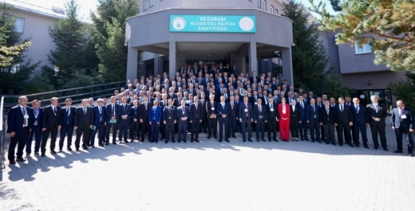 Bakan Tekin  İlçe Millî Eğitim Müdürleri ile Erzurum'da bir araya geldi...