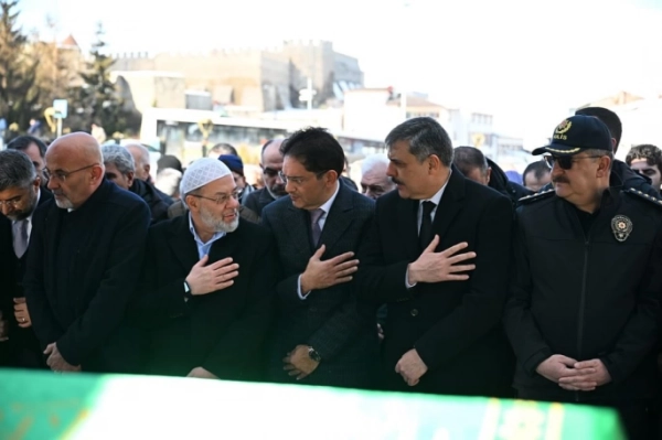 Recep Akdağ,  amcasını son yolculuğuna uğurladı