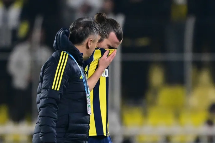 Fenerbahçe'de Dört Yıldız Sahadan Çekildi: Sakatlıklar Can Sıkıyor!