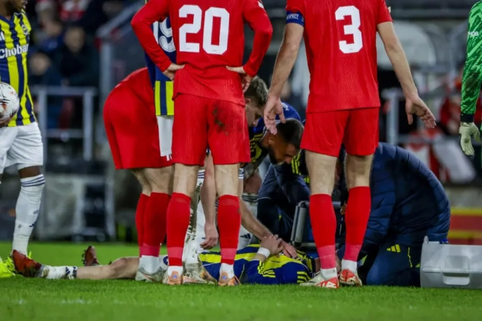 Fenerbahçe'de şok! İsmail Yüksek sakatlandı, oyundan alındı