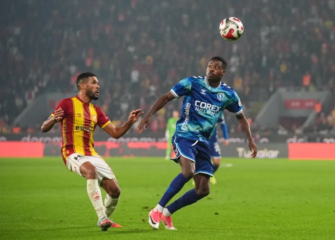 Fenerbahçe'den şaşırtan transfer! Hocasının 'saygısız' dediği yıldız 4.5 yıllık imza atıyor, bonservis şaşırttı