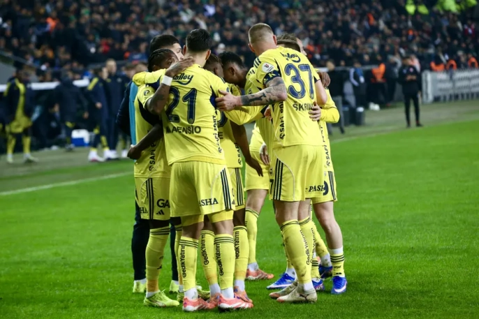 Fenerbahçe evinde Gençlerbirliği'ni ağırlıyor: Zirve yarışı sürüyor