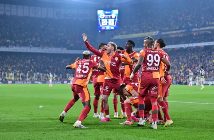 Fenerbahçe-Galatasaray derbisinde Kazımcan Karataş'a çakmak atan kişiye gözaltı ve 1 yıl men