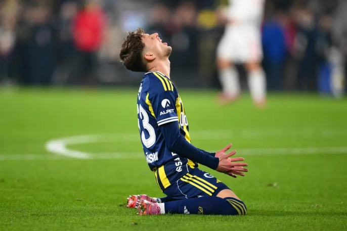 Fenerbahçe'nin kupa yenilgisi spor yazarlarını ikiye böldü: Eleştiriler ve övgüler havada uçuştu!