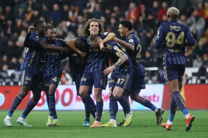 Fenerbahçe, Rizespor'u devirip zirveye tırmanacak mı? Kadıköy'de kritik randevu!