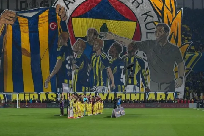 Fenerbahçe taraftarından derbiye nefes kesen koreografi: Tarihe geçen görsel şölen!