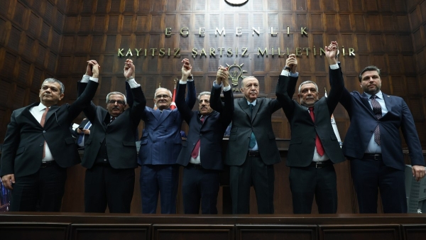 10 belediye başkanı AK Parti'ye katıldı