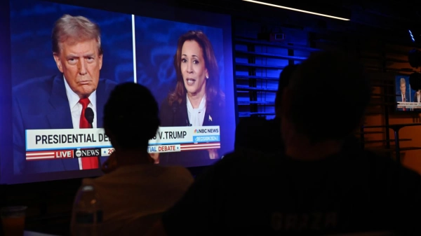 ABD'de başkanlık seçim gününe Harris ile Trump başa baş giriyor