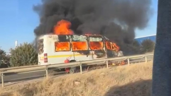 Adana'da minibüsle çarpışan motosikletin sürücüsü yanarak can verdi