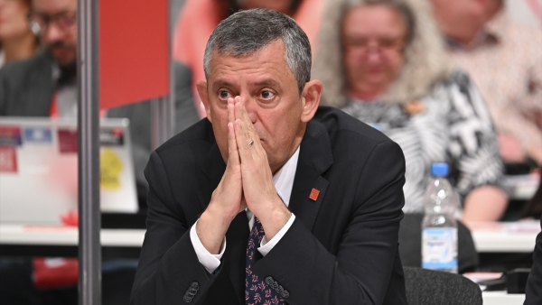 Almanya'da SPD Kongresi’ne katılan Özgür Özel'in düşünceli halleri