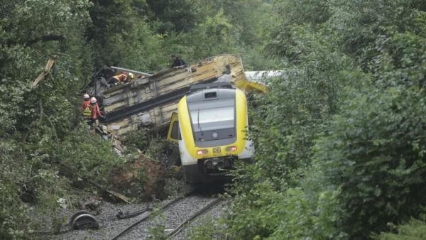 Almanya'da yolcu treni raydan çıktı: 3 ölü