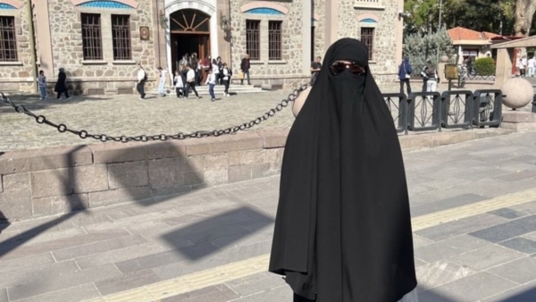 Ankara'da çarşaf giyen kadınlarla alay etti