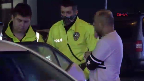 Antalya'da aracında hareketsiz yatan sürücü, kendisini uyandıranlara kızdı