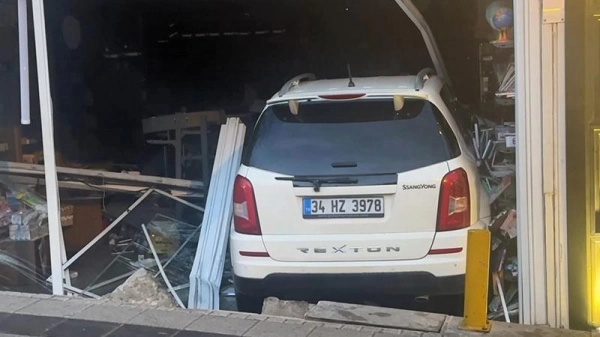 Başakşehir'de cip kırtasiyeye daldı