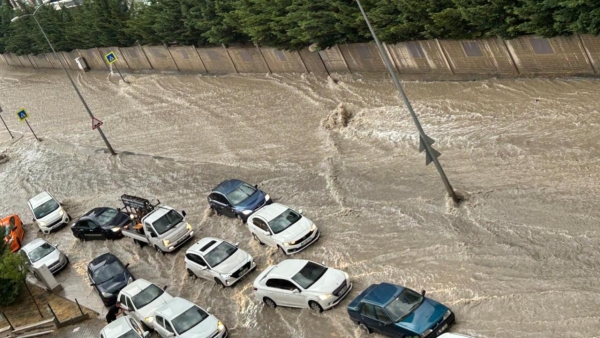 Başkentte sağanak ve fırtına hayatı olumsuz etkiledi