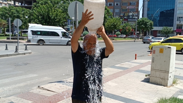 Batman'da sıcak hava bunalttı: Bidonla başına su döktü