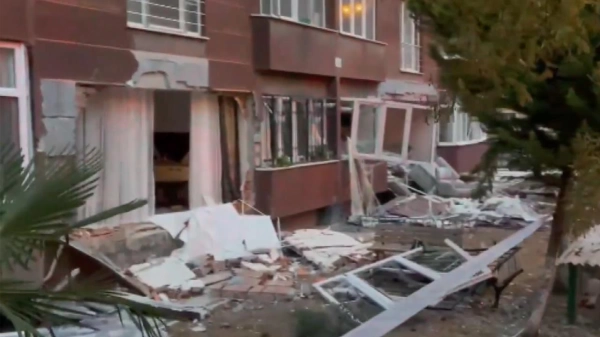 Beylikdüzü'nde 14 katlı binanın giriş katındaki dairede patlama