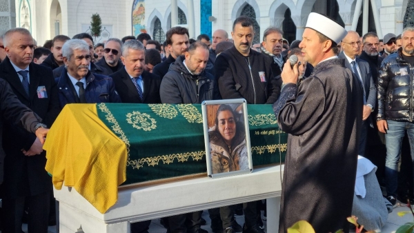Bolu'da eşini ve çocuklarını kaybetti, vücudunda kırıklarla cenazeye geldi