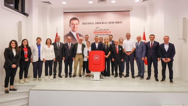 CHP'den tepki çeken eylem: Atatürk portresinin yerine İmamoğlu resmi koyuldu