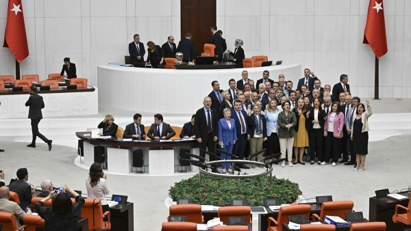 CHP'liler TBMM'de kürsüyü işgal etti