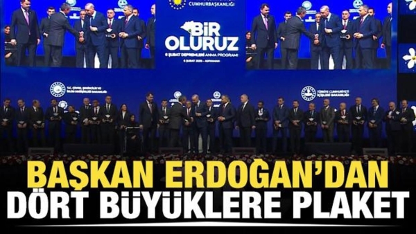 Cumhurbaşkanı Erdoğan'dan dört büyüklere plaket