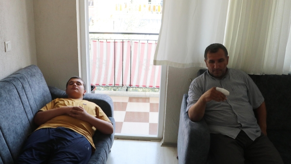 Denizli'de eğlence olsun diye evin ikinci katına torpil attılar: Baba ve oğlu yaralandı
