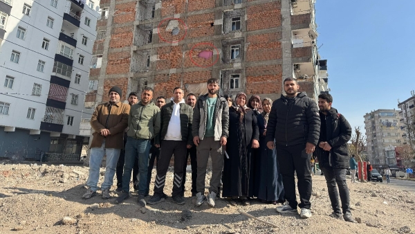Diyarbakır'da yıkım sırasında zarar gören binadan taşınamıyorlar