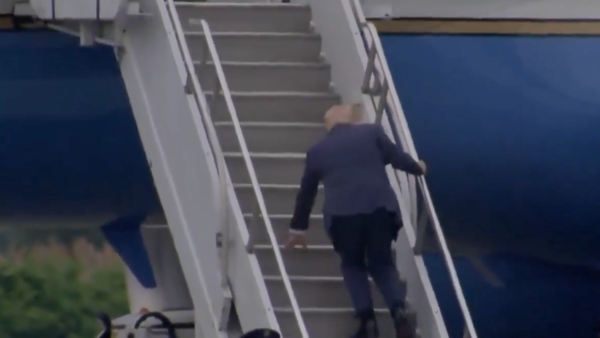 Donald Trump uçağa binerken tökezledi