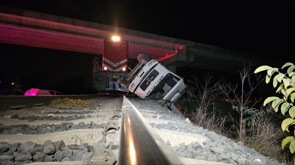 Edirne'de yolcu treni kamyona çarptı; faciadan dönüldü